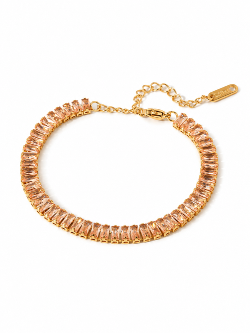 Bracelet doré composé d’une succession de pierres bronze rectangulaires serties sur toute la longueur. Il est doté d’une chaîne d’extension ajustable et d’un fermoir mousqueton. Son design associe une monture dorée à des pierres bronze brillantes.