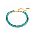 Bracelet doré composé d’une succession de pierres bleues rectangulaires serties sur toute la longueur. Il est doté d’une chaîne d’extension ajustable et d’un fermoir mousqueton. Son design associe une monture dorée à des pierres bleu turquoise brillantes.