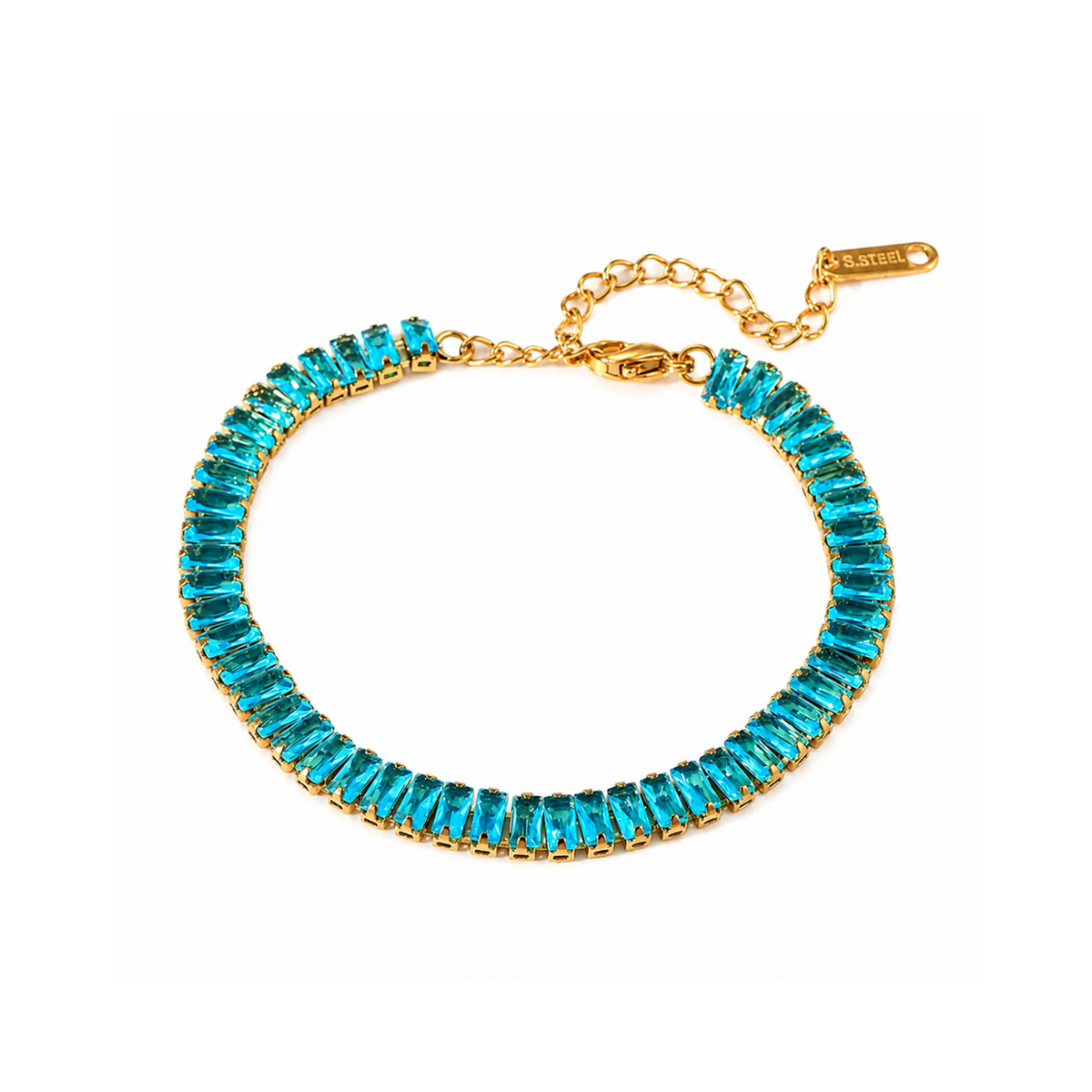 Bracelet doré composé d’une succession de pierres bleues rectangulaires serties sur toute la longueur. Il est doté d’une chaîne d’extension ajustable et d’un fermoir mousqueton. Son design associe une monture dorée à des pierres bleu turquoise brillantes.