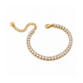 Bracelet doré composé d’une succession de zircons transparents sertis. Il est doté d’une chaîne ajustable et d’un fermoir mousqueton.