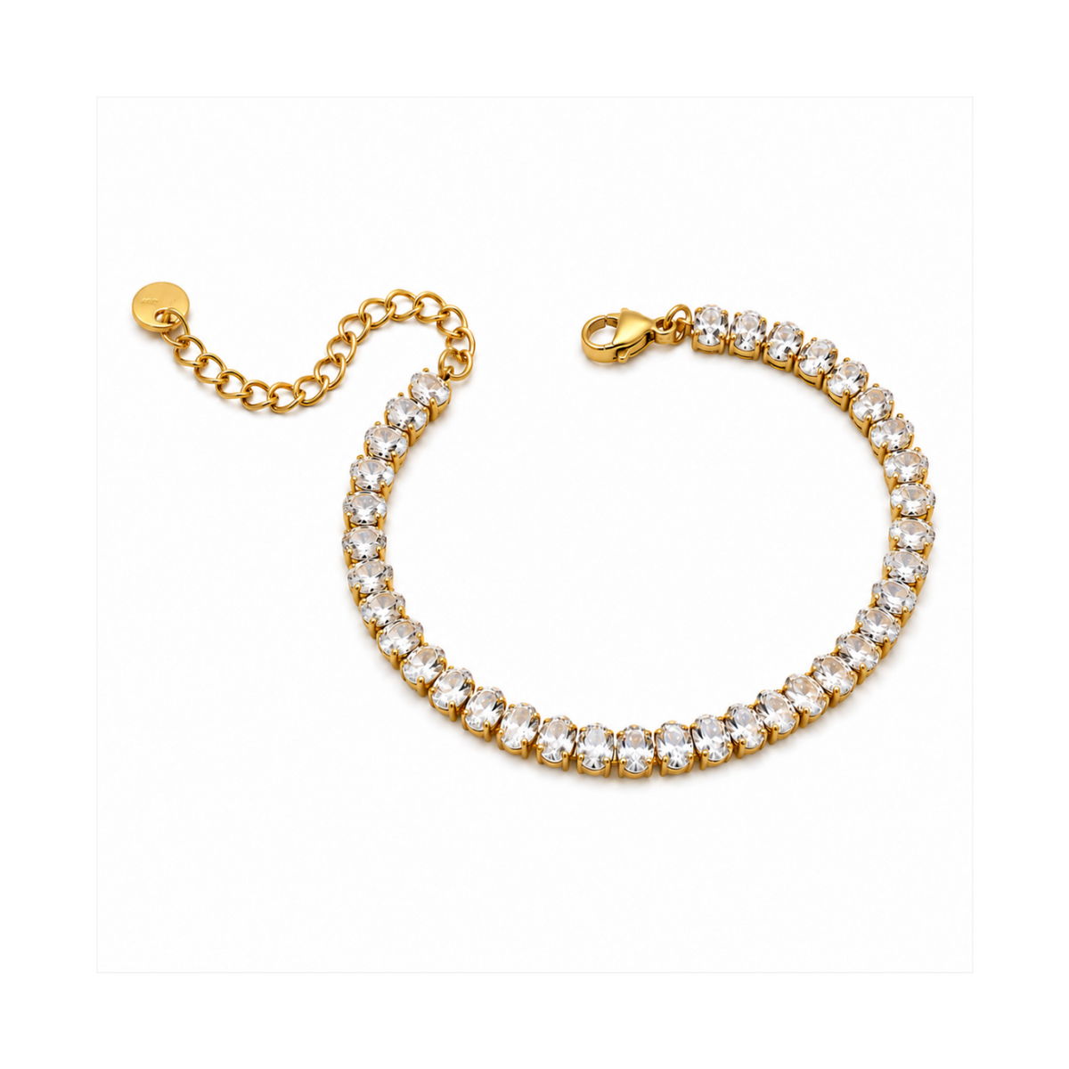 Bracelet doré composé d’une succession de zircons transparents sertis. Il est doté d’une chaîne ajustable et d’un fermoir mousqueton.
