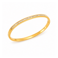 Bracelet jonc fin et rigide à finition dorée. Une rangée de petites pierres transparentes est incrustée sur la partie supérieure du bracelet. Son design est minimaliste, avec une forme ovale et un système d’ouverture latéral.