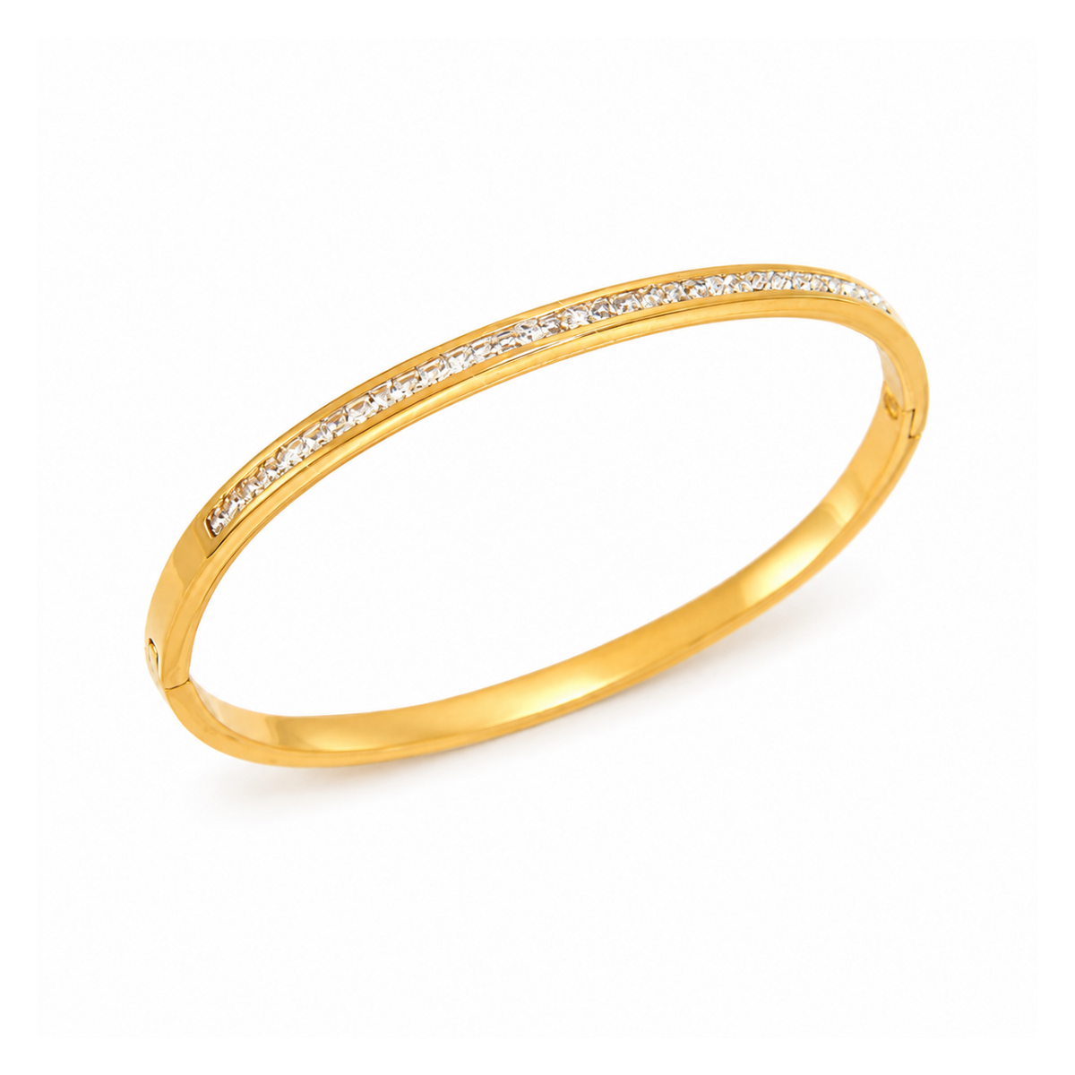 Bracelet jonc fin et rigide à finition dorée. Une rangée de petites pierres transparentes est incrustée sur la partie supérieure du bracelet. Son design est minimaliste, avec une forme ovale et un système d’ouverture latéral.